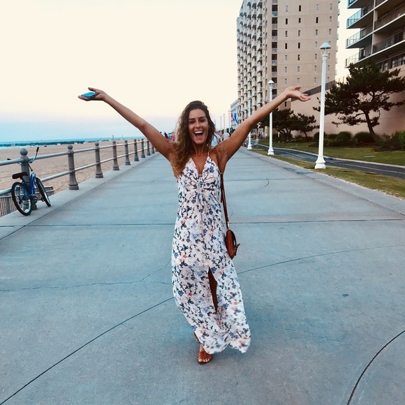 Meet your Posher, Nicole - Picture 3 of 3